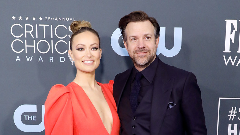 Jason Sudeikis et Olivia Wilde posent 