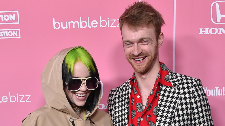 Billie Eilish et Finneas sourient