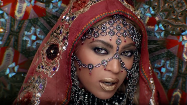 Beyonce posant en tenue traditionnelle indienne