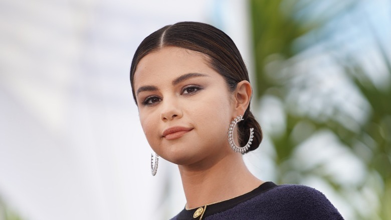 Selena Gomez à moitié souriante