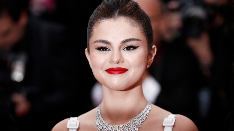 Selena Gomez à moitié souriante