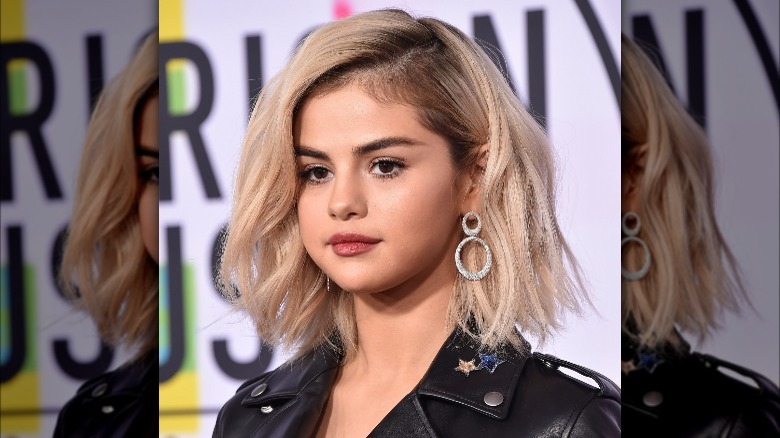 Selena Gomez cheveux blonds