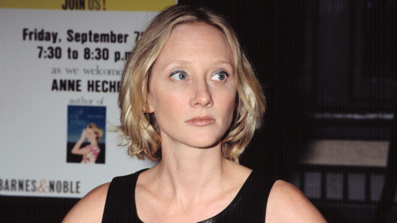 Anne Heche regardant de côté