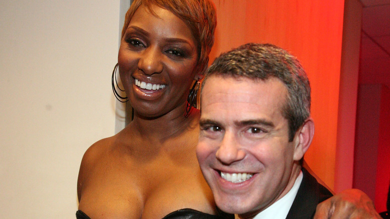 NeNe Leakes et Andy Cohen souriant