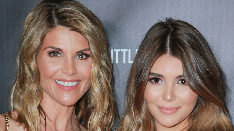 Lori Loughlin et Olivia Jade posant pour les caméras 