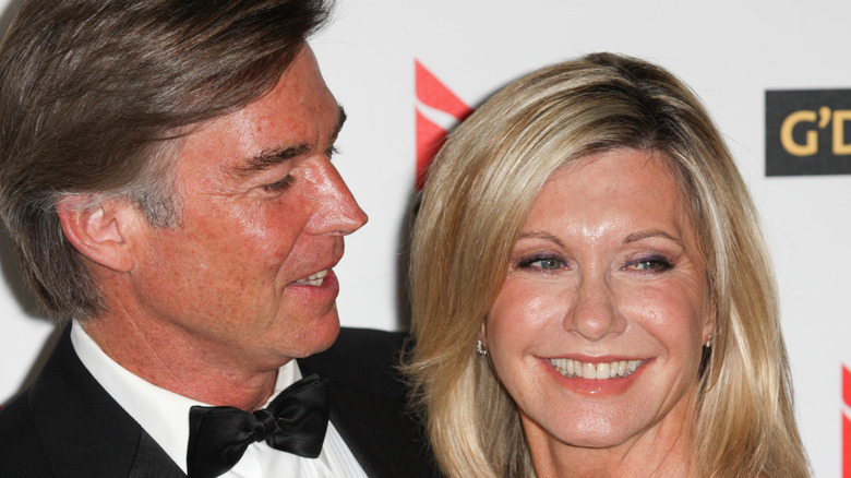 John Easterling regarde affectueusement Olivia Newton-John