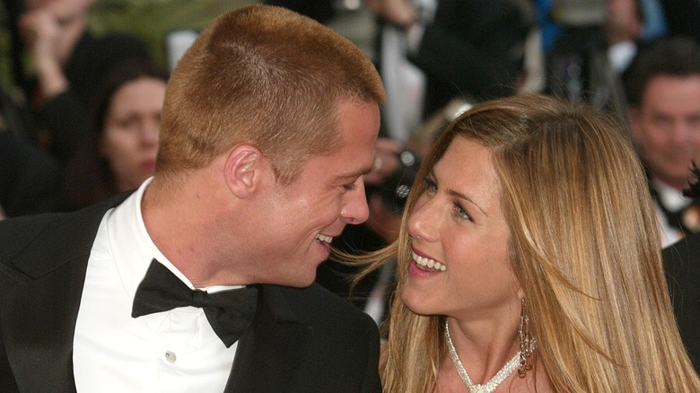 Brad Pitt regarde Jennifer Aniston