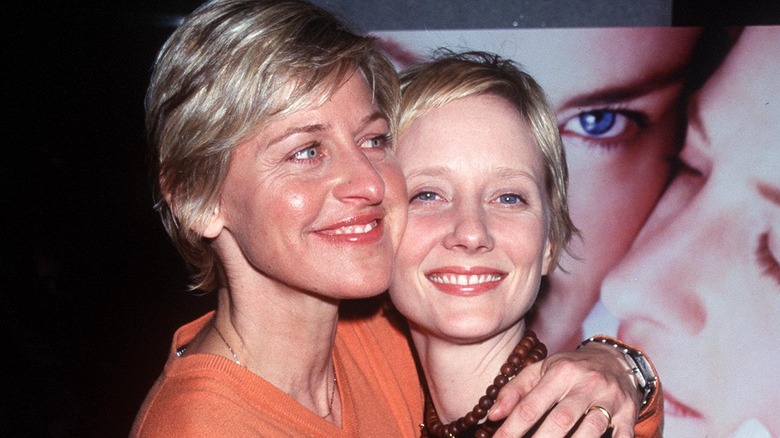 Ellen DeGeneres et Anne Heche s'embrassent