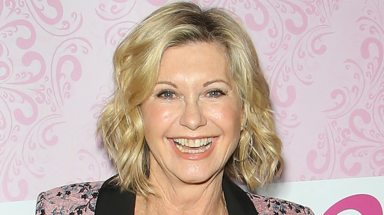 Olivia Newton-John porte du rose