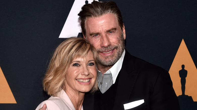 Olivia Newton-John et John Travolta s'embrassent