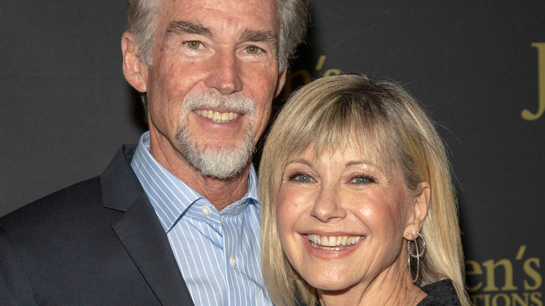 John Easterling et Olivia Newton-John posent