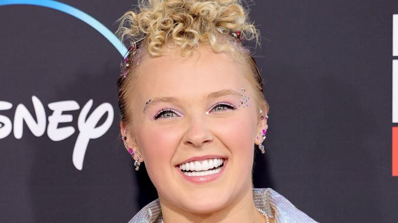 Jojo Siwa sur le tapis rouge, souriant