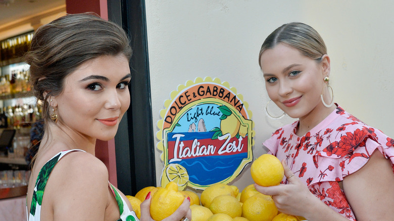 Olivia Jade Giannulli et Natasha Bure, tenant des citrons