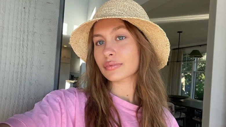 Natasha Bure porte un chapeau de paille en selfie