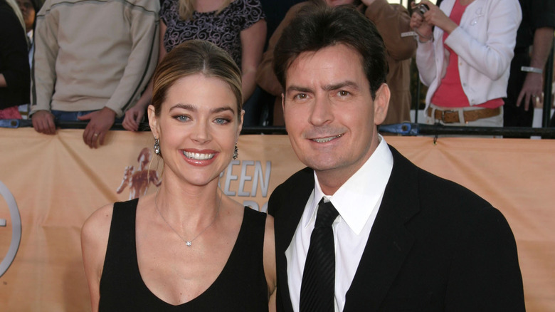 Denise Richards et Charlie Sheen souriant