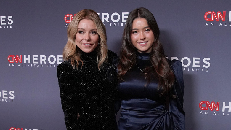 Kelly Ripa et sa fille Lola lors d'un événement