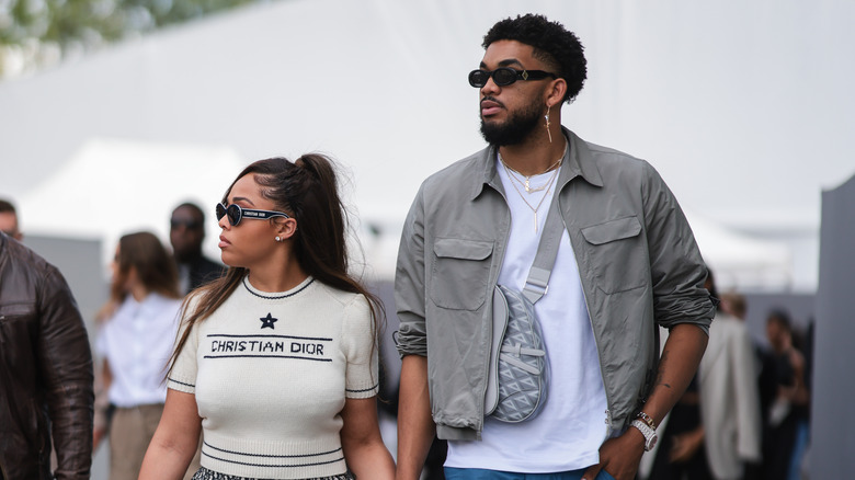 Jordyn Woods et Karl-Anthony Towns se tiennent la main et marchent ensemble