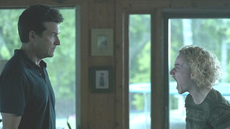 Jason Bateman regarde Julia Garner hurler