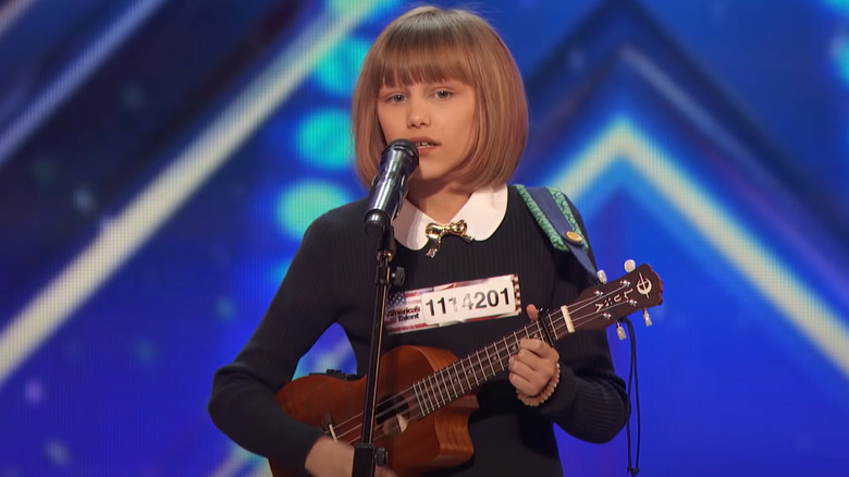 Grace VanderWaal jouant du ukulélé