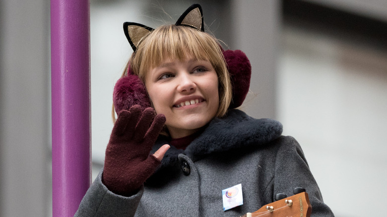 Grace VanderWaal saluant