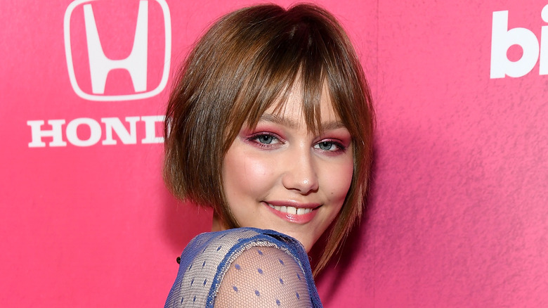 Grace VanderWaal regardant par-dessus son épaule