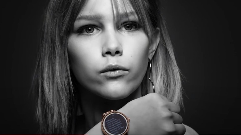 Grace VanderWaal portant une montre connectée