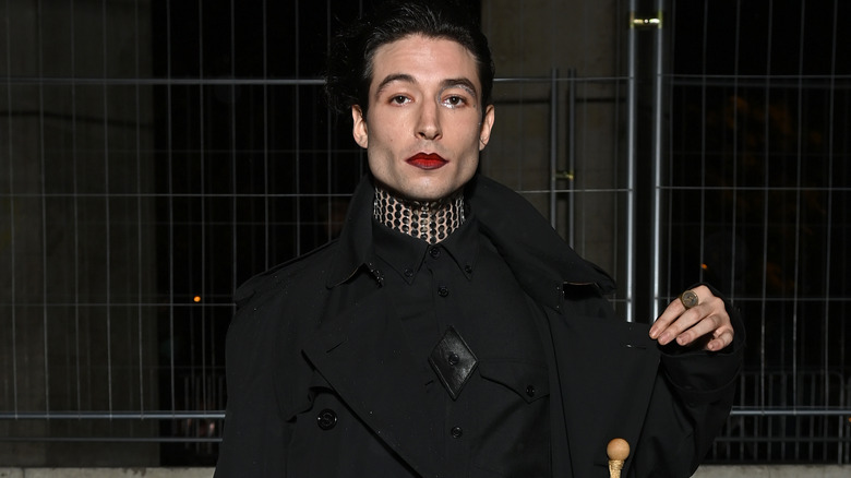 Ezra Miller assiste à la soirée de clôture de Burberry en octobre 2021