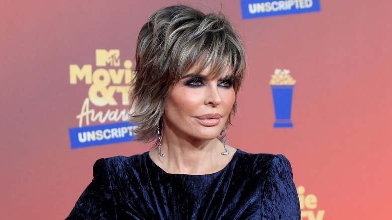 Lisa Rinna posant