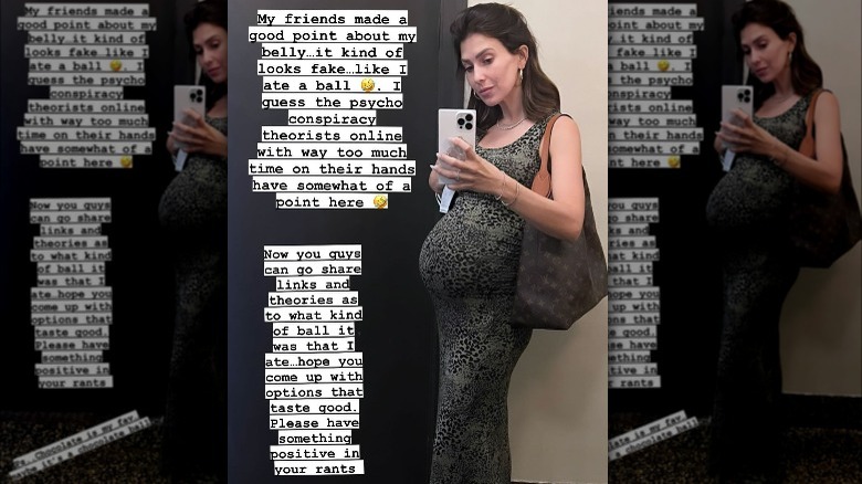 Hilaria Baldwin prend un selfie dans un miroir avec son baby bump