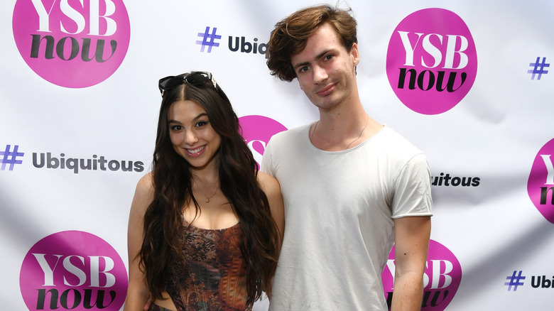 Kira Kosarin, Max Chester, tous deux posant