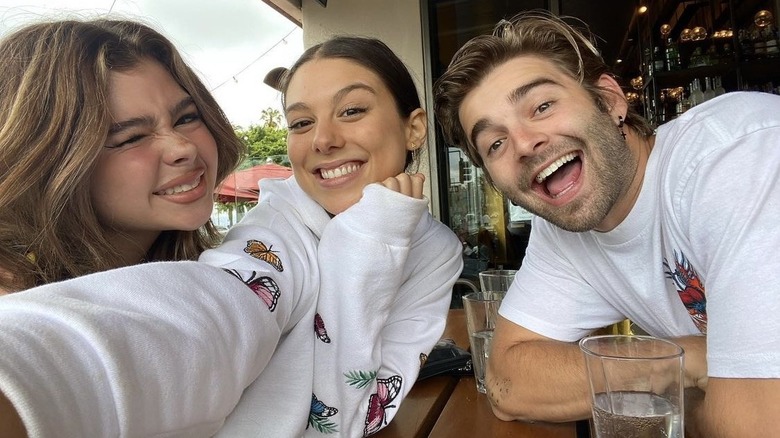 Kira Kosarin, avec Addison Riecke, Jack Griffo, selfie