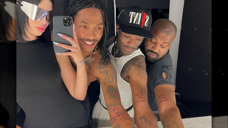 Kanye "Ye" West, Lil Uzi Vert et Steve Lacy photographiés montrant leurs tatouages ​​​​assortis