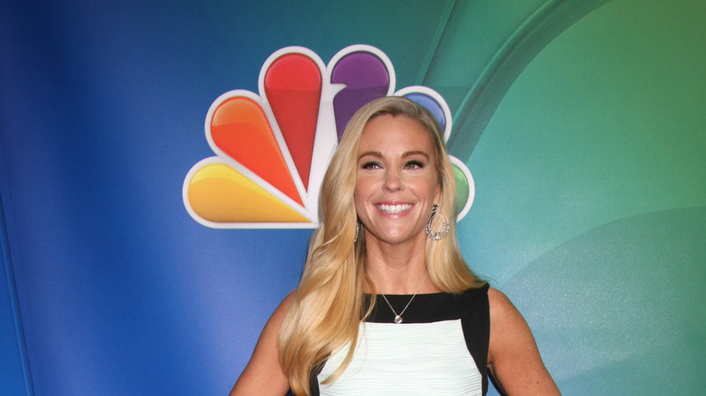 Kate Gosselin posant, robe blanche