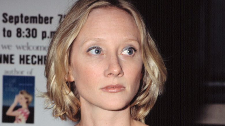 Anne Heche posant 