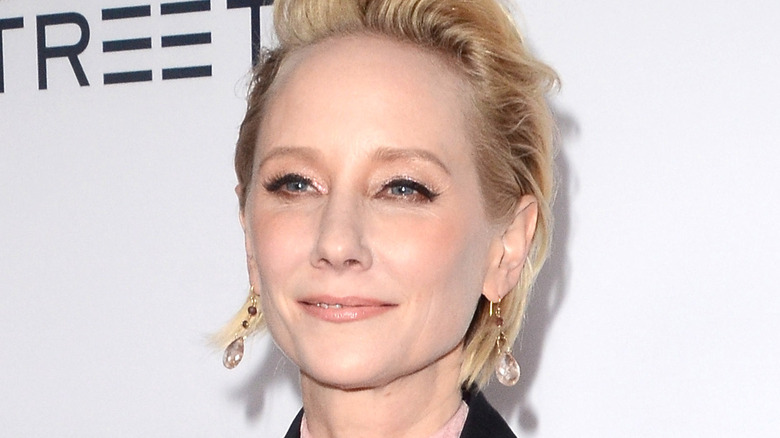 Anne Heche posant 