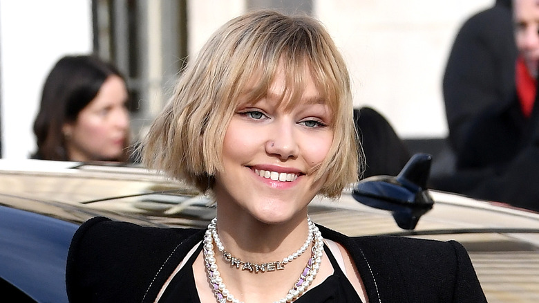 Grace VanderWaal souriante