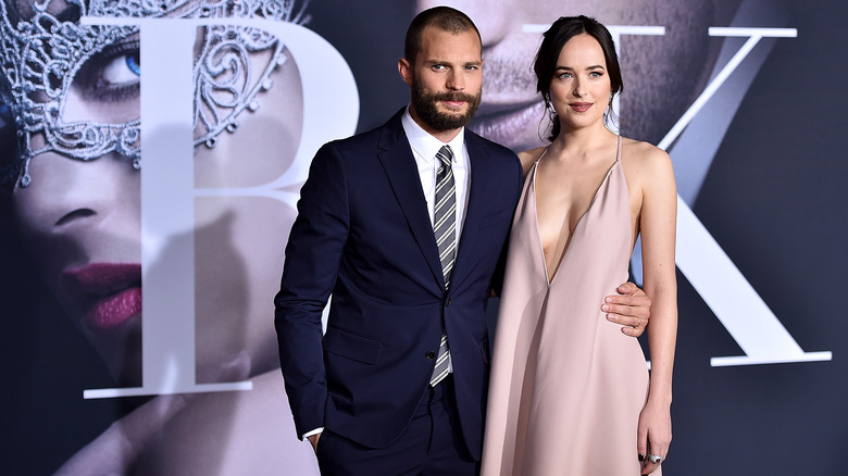 Dakota Johnson et Jamie Dornan sourient