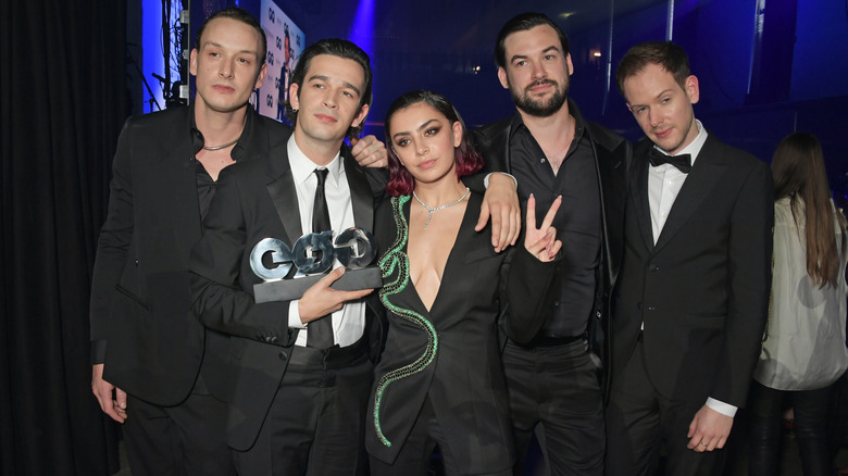 Charli XCX et The 1975 posant ensemble