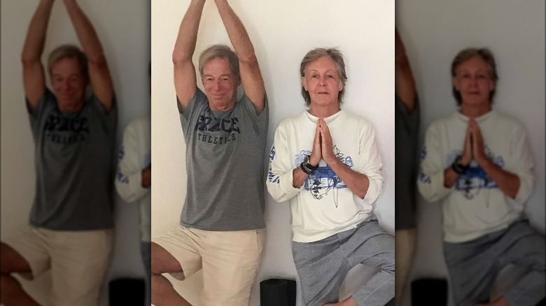 John Eastman et Paul McCartney faisant du yoga