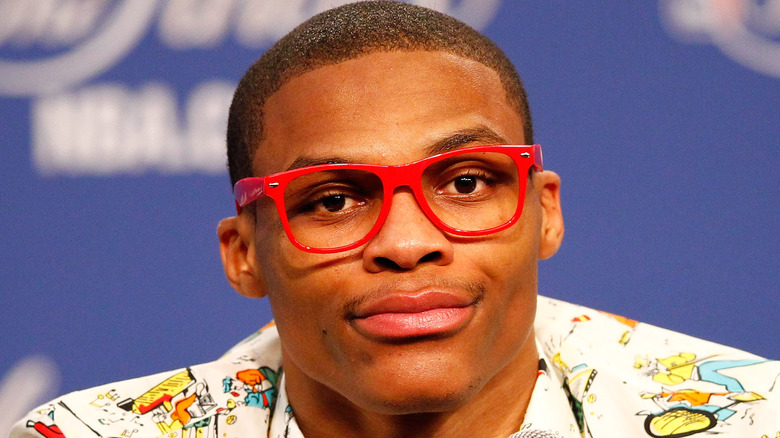 Russell Westbrook porte des lunettes rouges