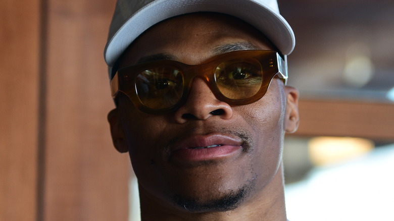 Russell Westbrook à lunettes marron