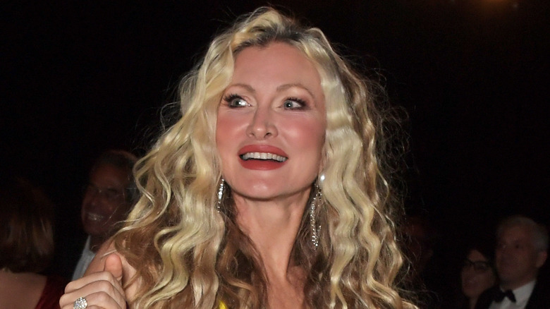 Caprice Bourret souriant