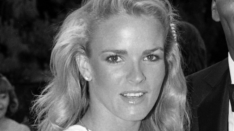 Nicole Simpson regarde la caméra