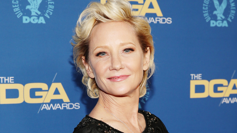 Anne Heche souriante sur tapis rouge