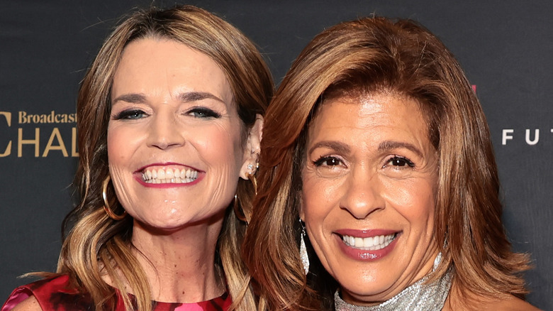 Savannah Guthrie et Hoda Kotb posent pour les caméras 