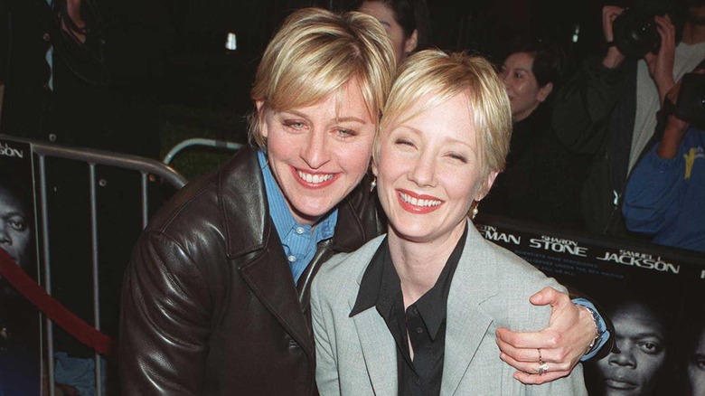 Ellen DeGeneres avec un bras autour d'Anne Heche