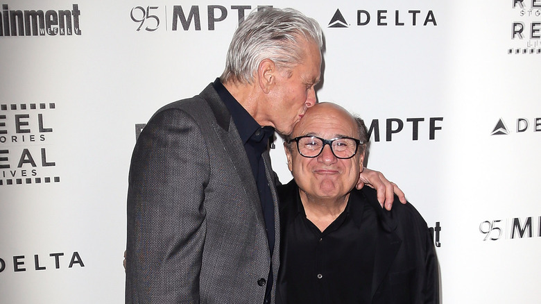 Michael Douglas embrasse Danny DeVito sur la tête