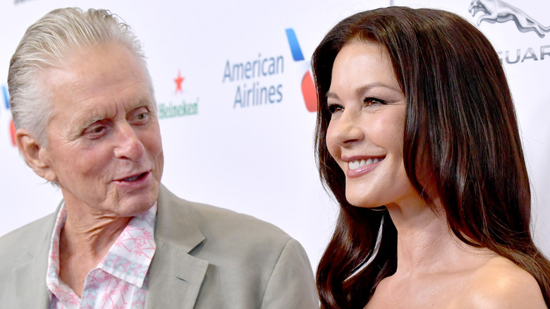 Michael Douglas regarde Catherine Zeta-Jones