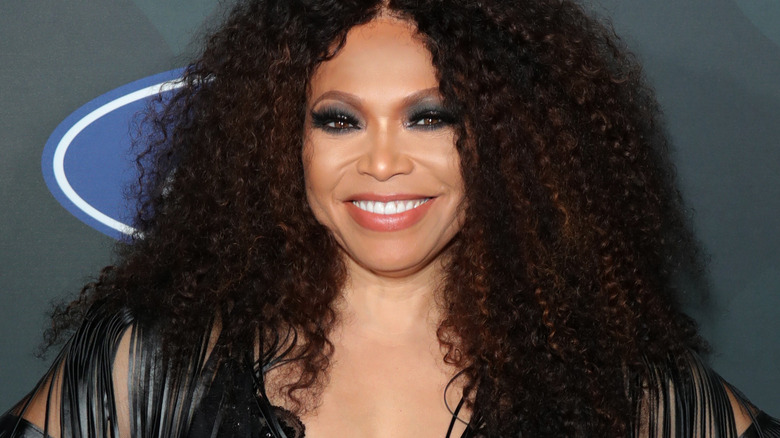 Tisha Campbell aux gros cheveux bouclés