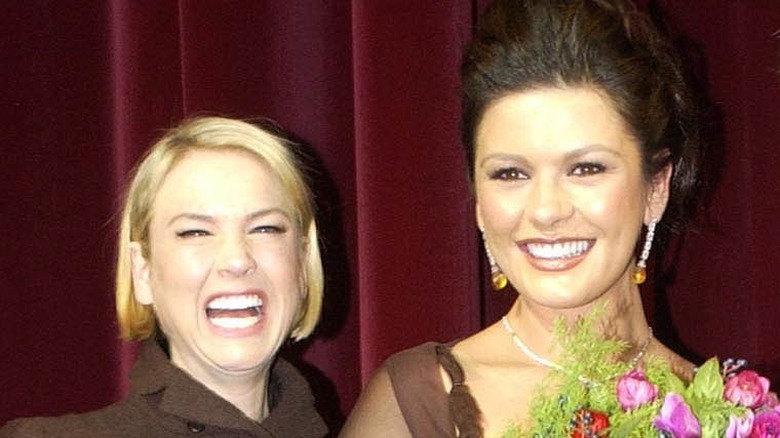  Renée Zellweger en riant Catherine Zeta-Jones en souriant